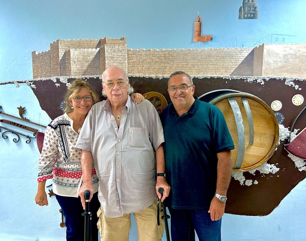 Roberto Cadenas (derecha) y su esposa Janet junto a Ben- Sion Zelman