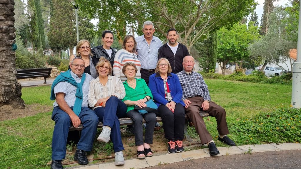 Parte del grupo en un momento de descanso. Abajo, desde la izquierda: Roberto Cadenas, su esposa y también artista Janet, Aída Stolar de la Fundación para la Difusión de la Cultura Uruguaya, Ameria Lolo y Washington García. Arriba, Lalia de Mello, Florencia Cadenas, Gabriela Alonso, Abraham Maman y Daniel Álvarez