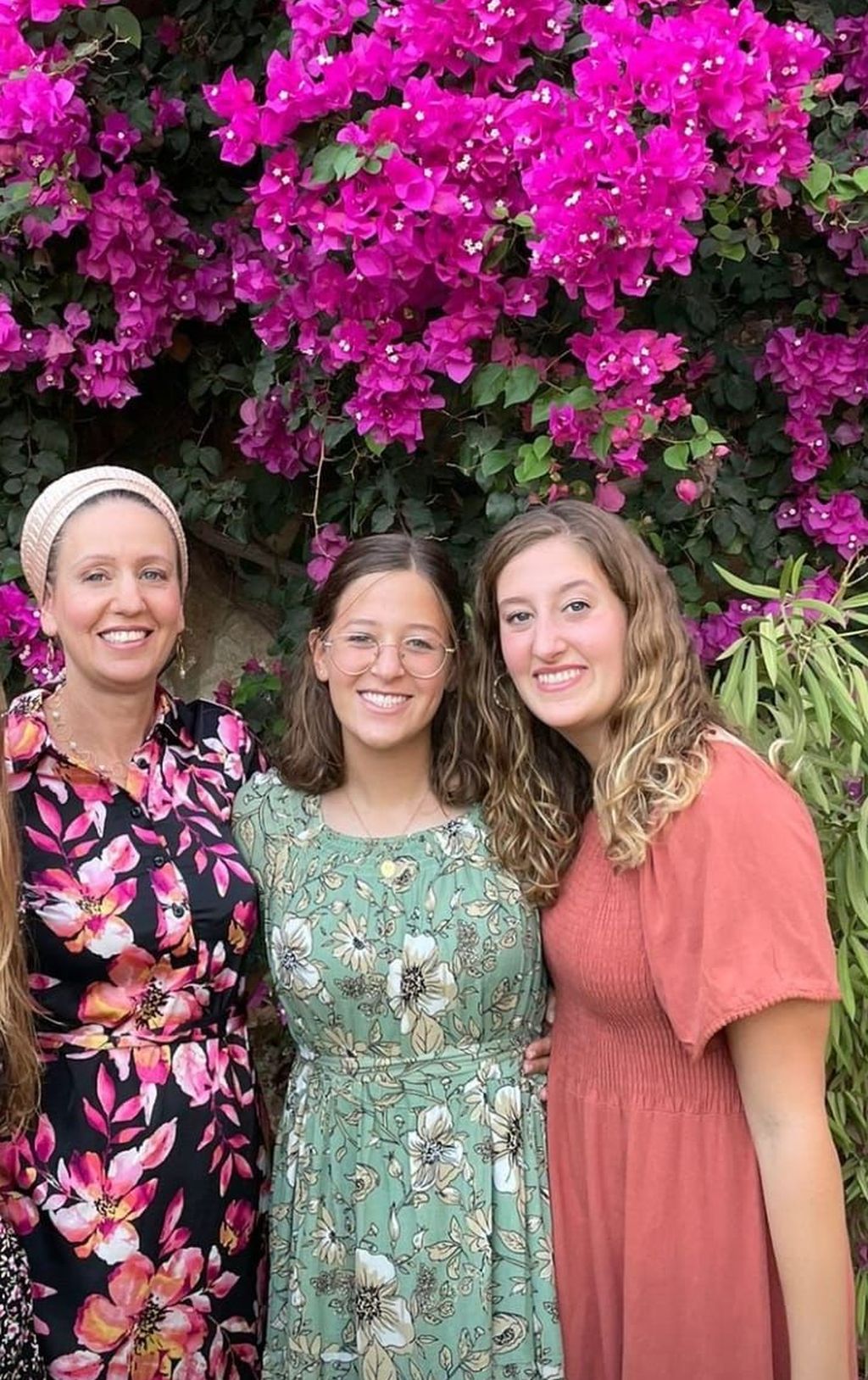 Lucy, Rina y Maya Dee, asesinadas en su coche a distancia cero, cuando estaban en camino a un paseo familiar