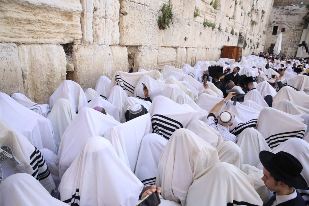 Judíos orando junto al Muro de los Lamentos, conocido también como Muro occidental, en la así llamada bendición de los sacerdotes