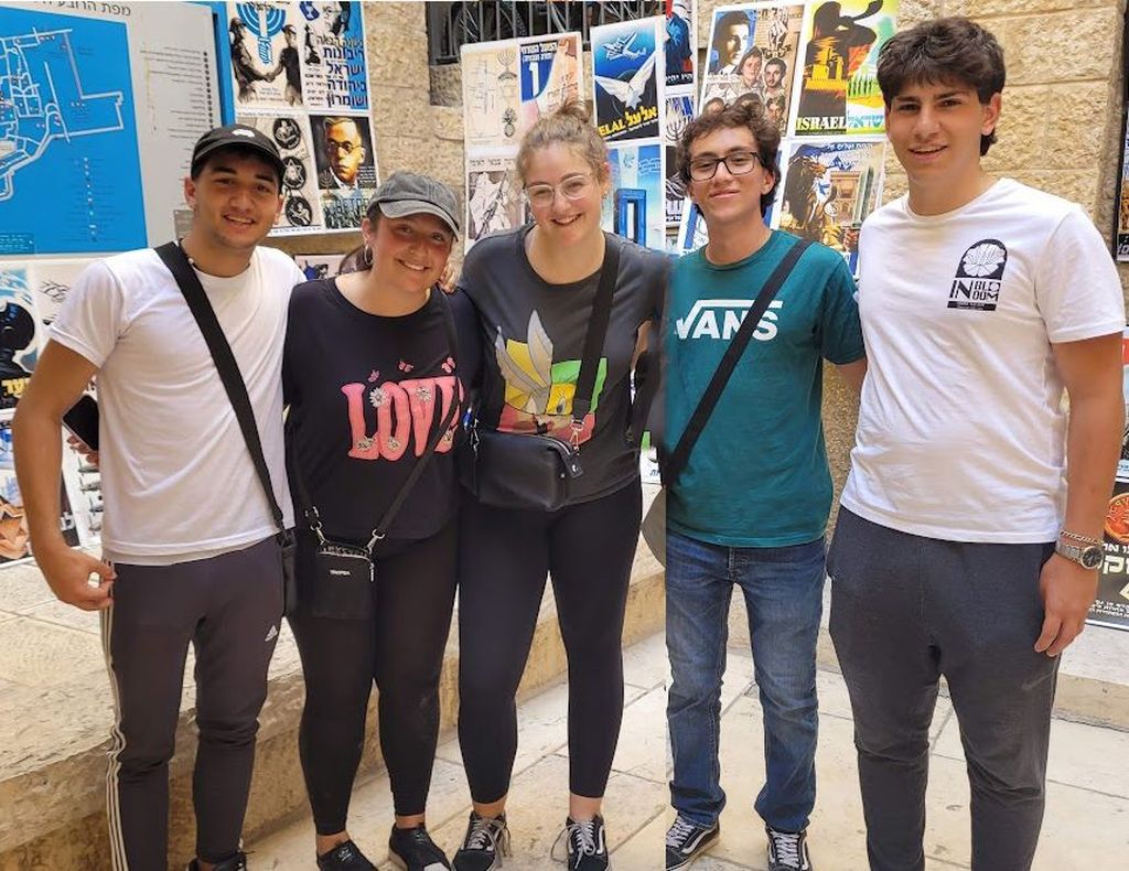 Los autores de la nota. De izquierda a derecha: Ezequiel Gorenstein ( Betar Argen - tina) , y los tres representantes de Betar Uruguay: Manuela Palomeque, Daniela Ebenstein, Felipe Glass y Alan Romano