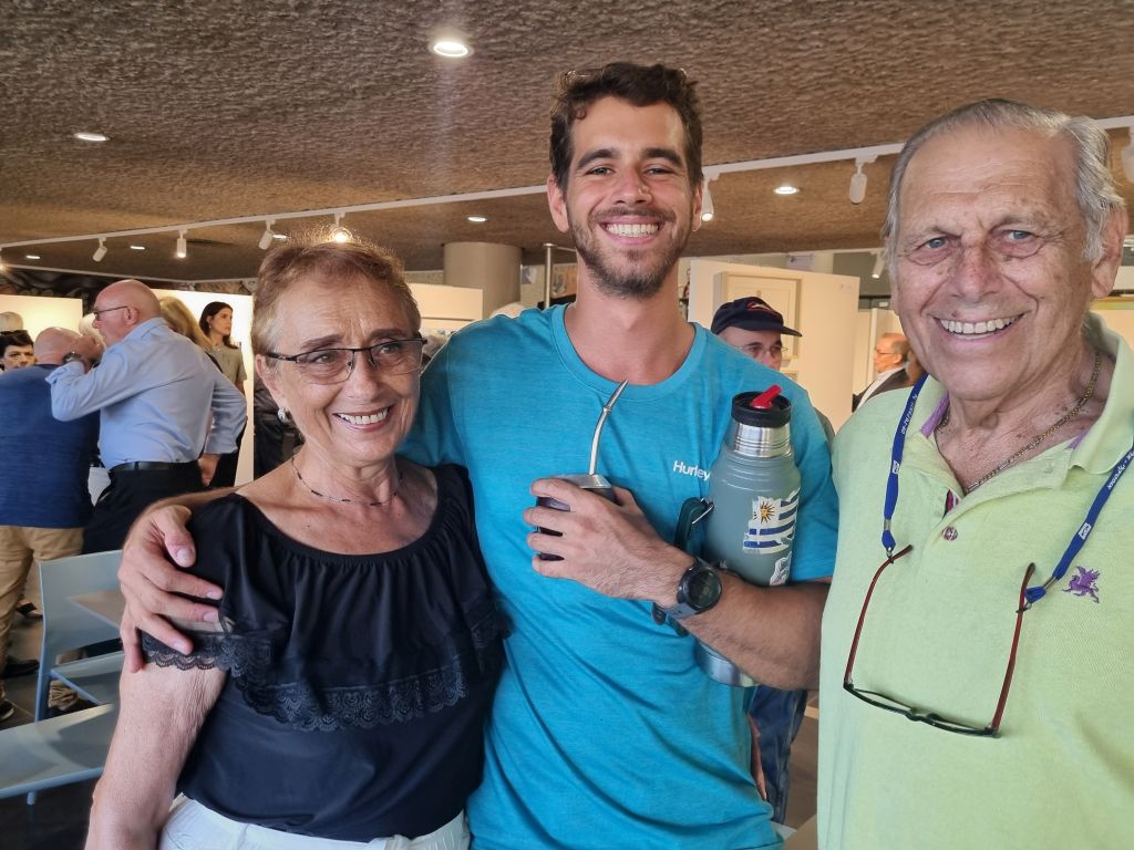 La gran maestra de la Escuela Integral Jana Hakas, hoy radicada en Israel, aquí con su esposo Jorge y su hijo Michel
