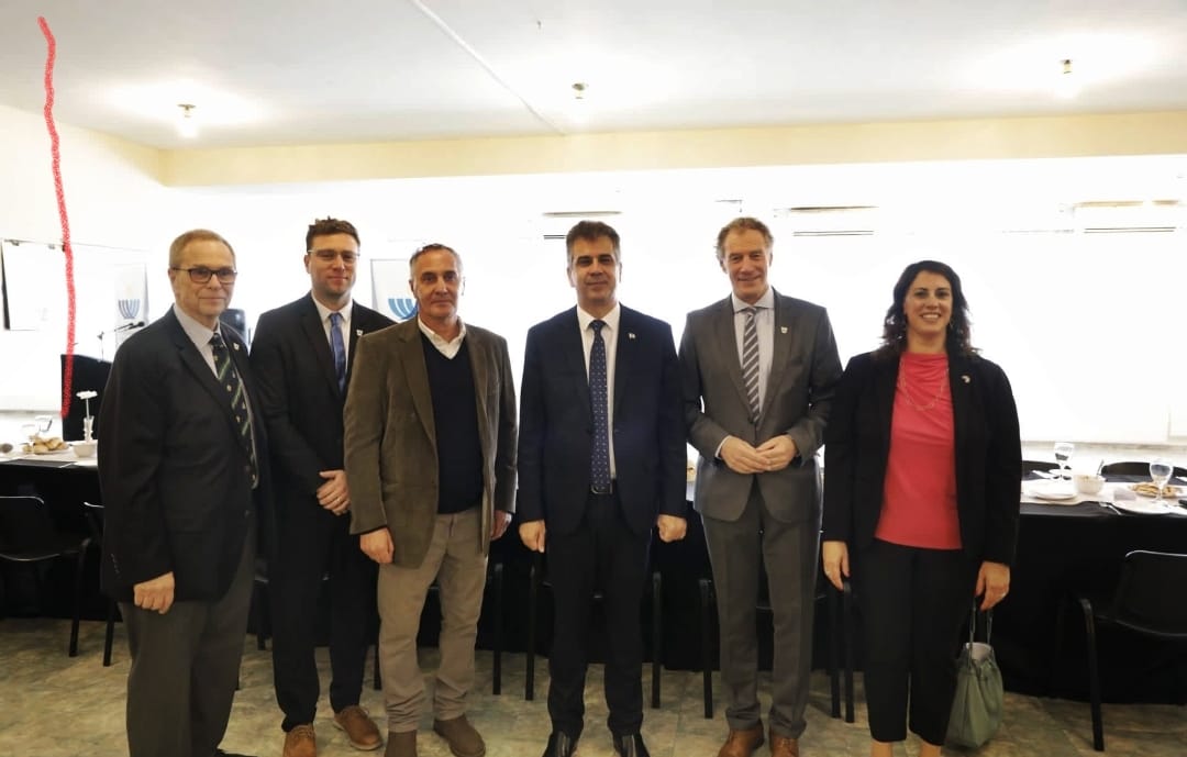 El Canciller israelí Eli Cohen, en el medio, acompañado (a su derecha) por el Presidente del CCIU Roby Schindler y la nueva Embajadora de Israel Michal (se pronuncia Mijal) Hershkowitz, y (a su izquierda) por otros miembros de la Mesa Directiva del Comité Central: Samy Canias, Gabriel Katz y Ralph Barnett.