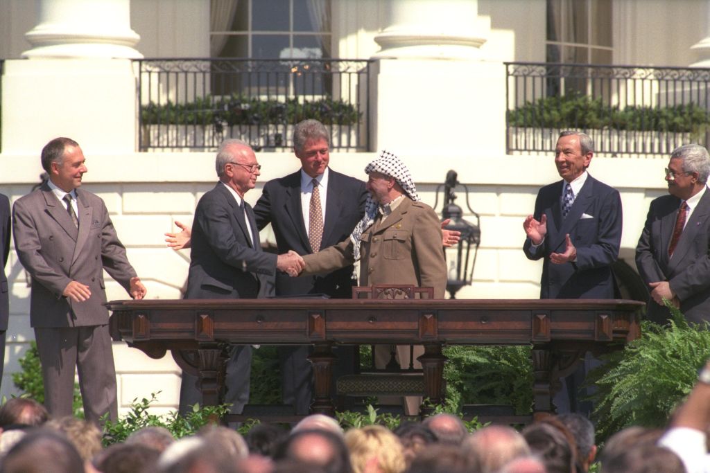La firma, en Washington, poco después, el 13 de setiembre de 1993, de la Declaración de Principios, el acuerdo formal, público, basado en el borrador de Oslo