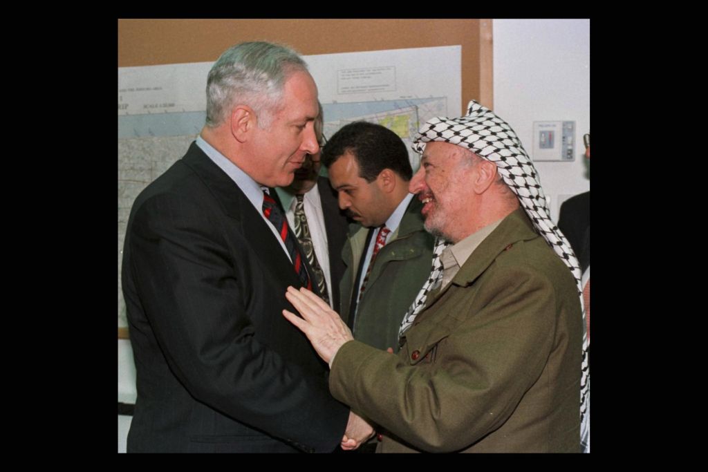 Netanyahu y Arafat, el 15 de enero de 1997, en un puesto de control en Gaza, reunidos para coordinar la implementación del acuerdo de Hebron (Foto: Avi Ohayon, GPO)