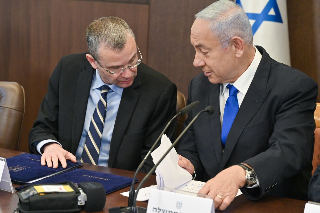 El Premier Netanyahu y el Ministro de Justicia Levin en la Kneset, en enero (Foto: Amos Ben Gershom, GPO)
