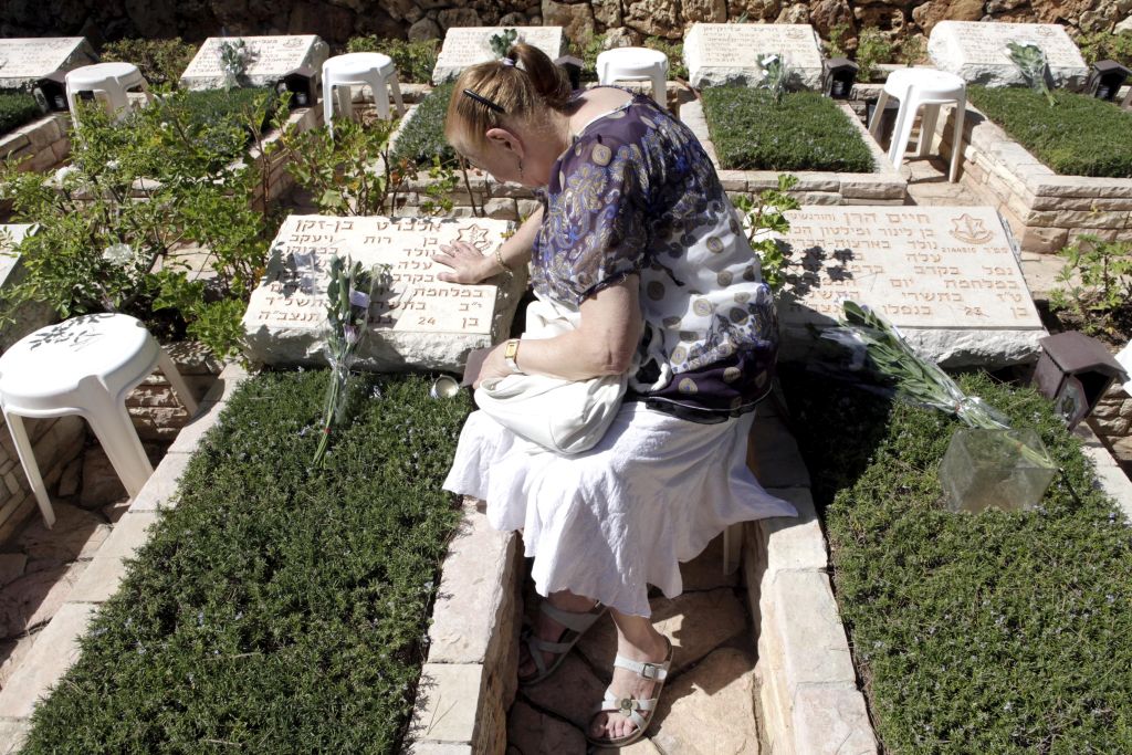 Junto a la tumba de un caído en aquella guerra, en el Monte Herzel de Jerusalem (Foto: Ariel Jerozolimski)