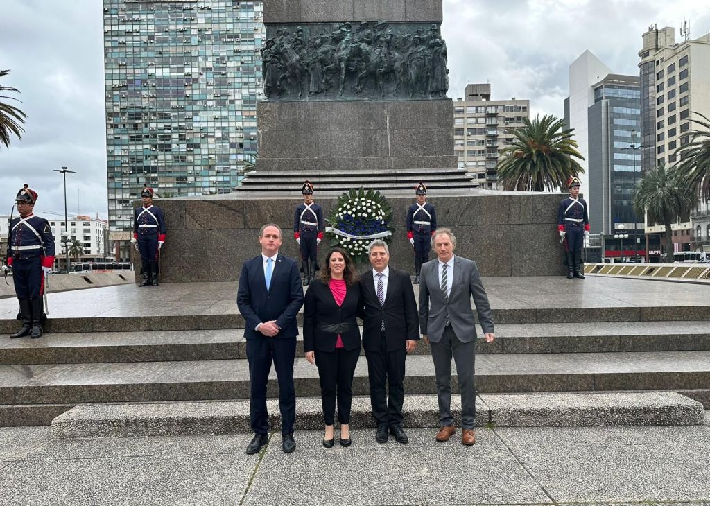 Junto al monumento al Prócer de la Patria, de izquierda a derecha: el Cónsul de Israe Avner Fishof, la Embajadora Michal Hershkovitz y su esposo Kory y Roby Schindler, Presidente del Comité Central Israelita del Uruguay