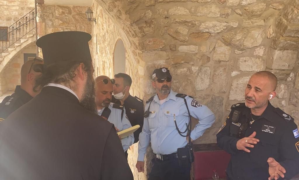El jefe de la policía de Jerusalem Doron Turjeman con un monje cristiano