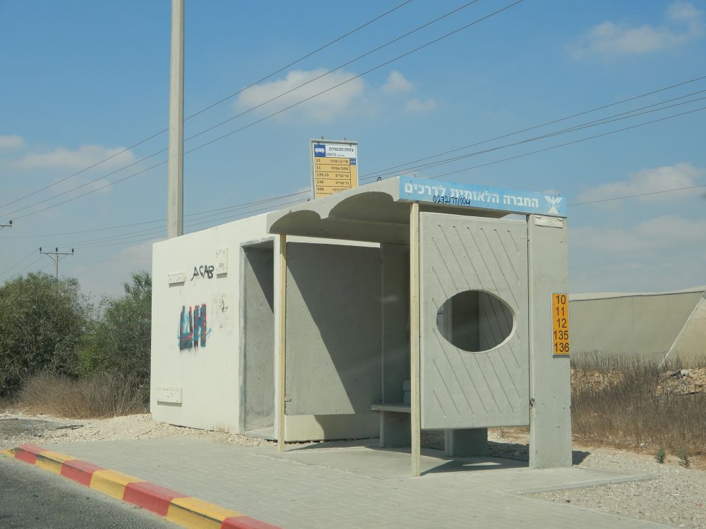 Desde hace años hay ubicadas a lo largo y ancho de esta zona estructuras que pueden dar protección de esquirlas si hay disparos de cohetes cuando un está afuera y no llega a resguardarse en su refugio