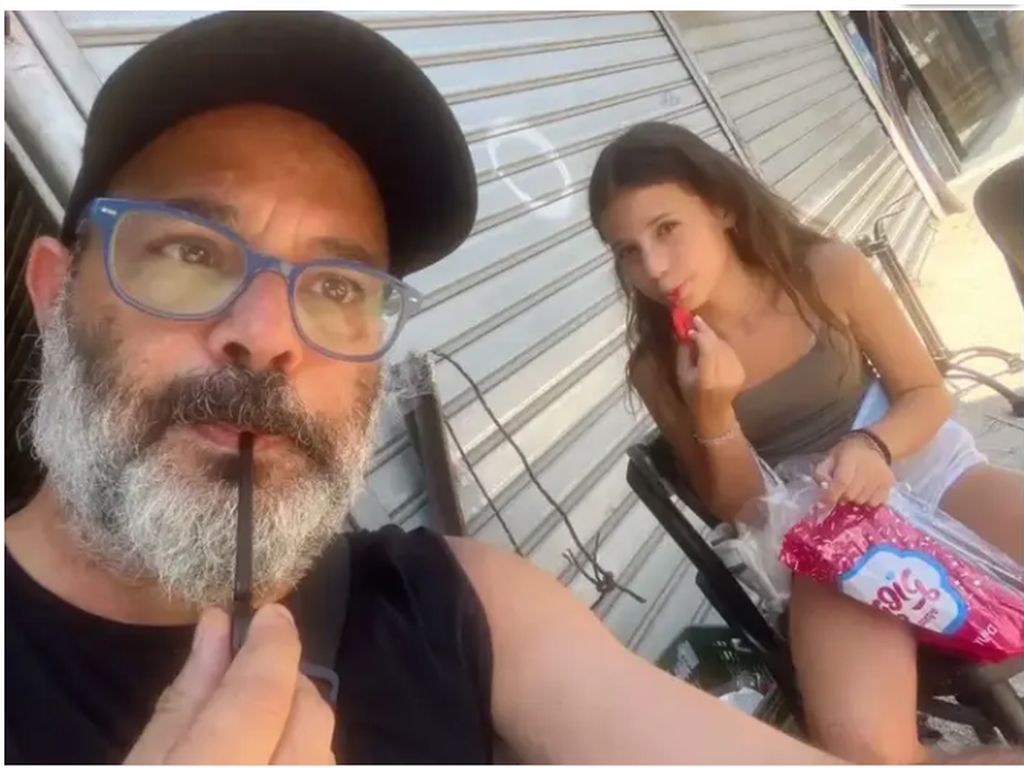 Aquí Noam está con su padre