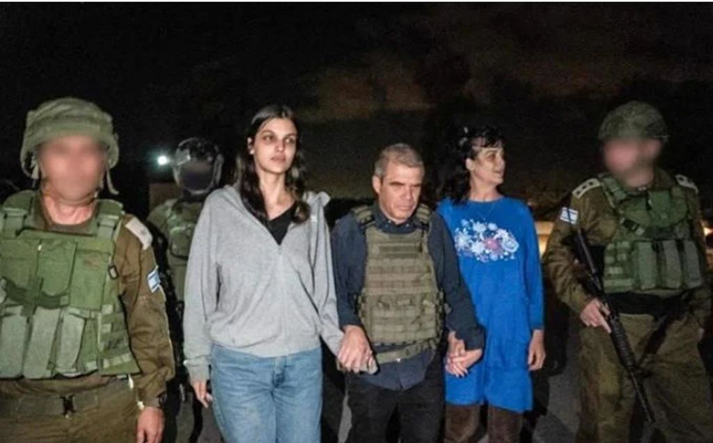 Nathalie y Judith Raanan israelíes y norteamericanas, que viven en Estados Unidos, aquí ya en manos del ejército israelí. Entre ellas Gal Hirsch coordinador en nombre del gobierno del tema secuestrados. Fue el 23 de octubre.