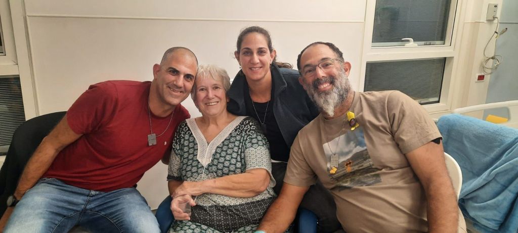 Margalit Mozes con sus tres hijos, ya liberada, en el hospital
