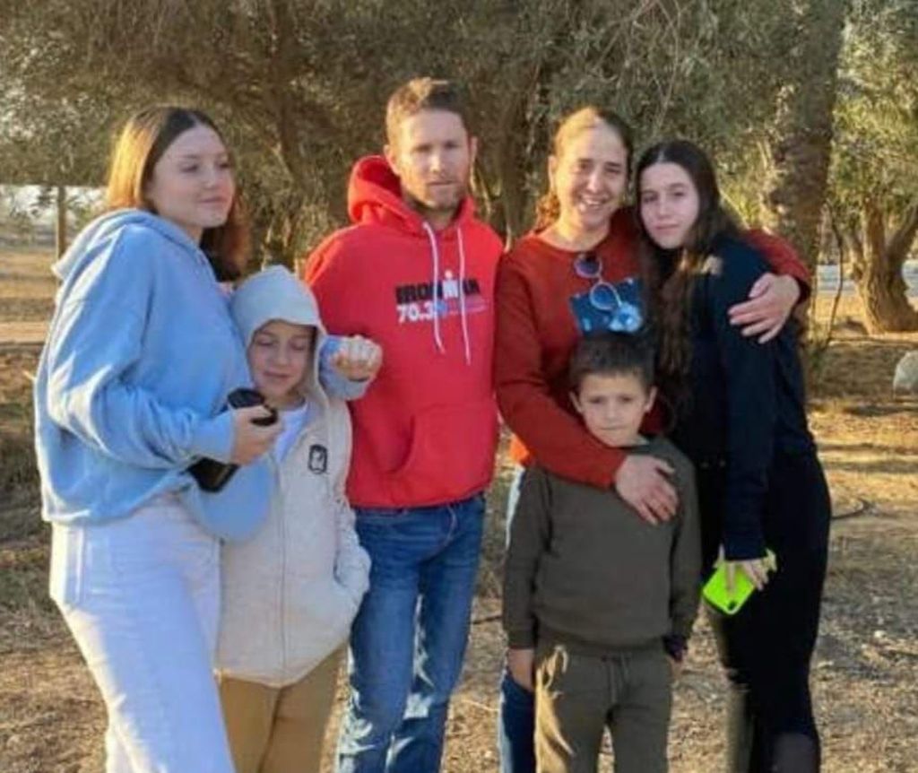 La familia entera, en tiempos más felices. Nadav, el padre de la familia, fue asesinado junto a su hija mayor.