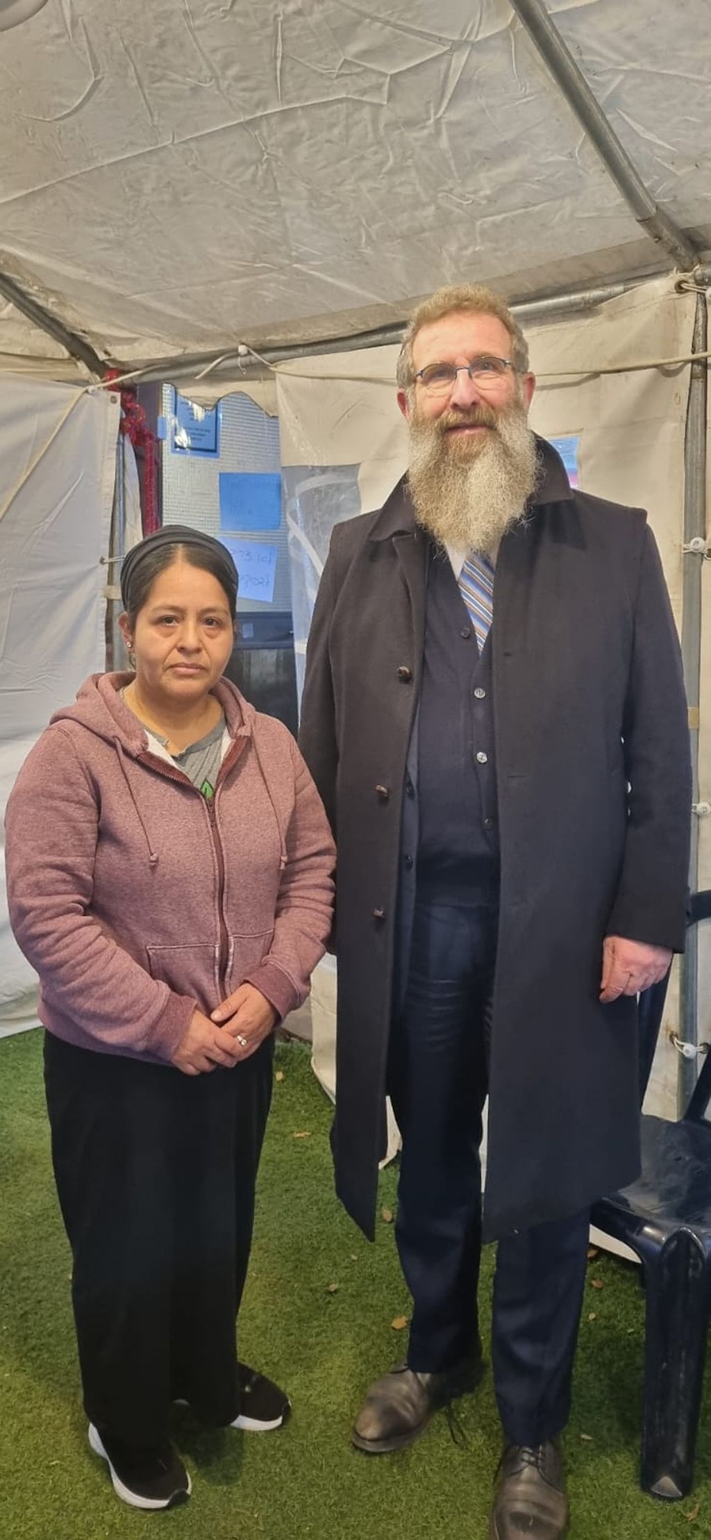 El Rabino Birnbaum con Iojeved López, la mamá de Yuval, durante la shivá, la semana de duelo, en Alon Shvut