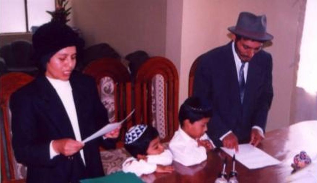 Yuval, su hermano menor y sus padres, en Perú, durante el proceso de conversión
