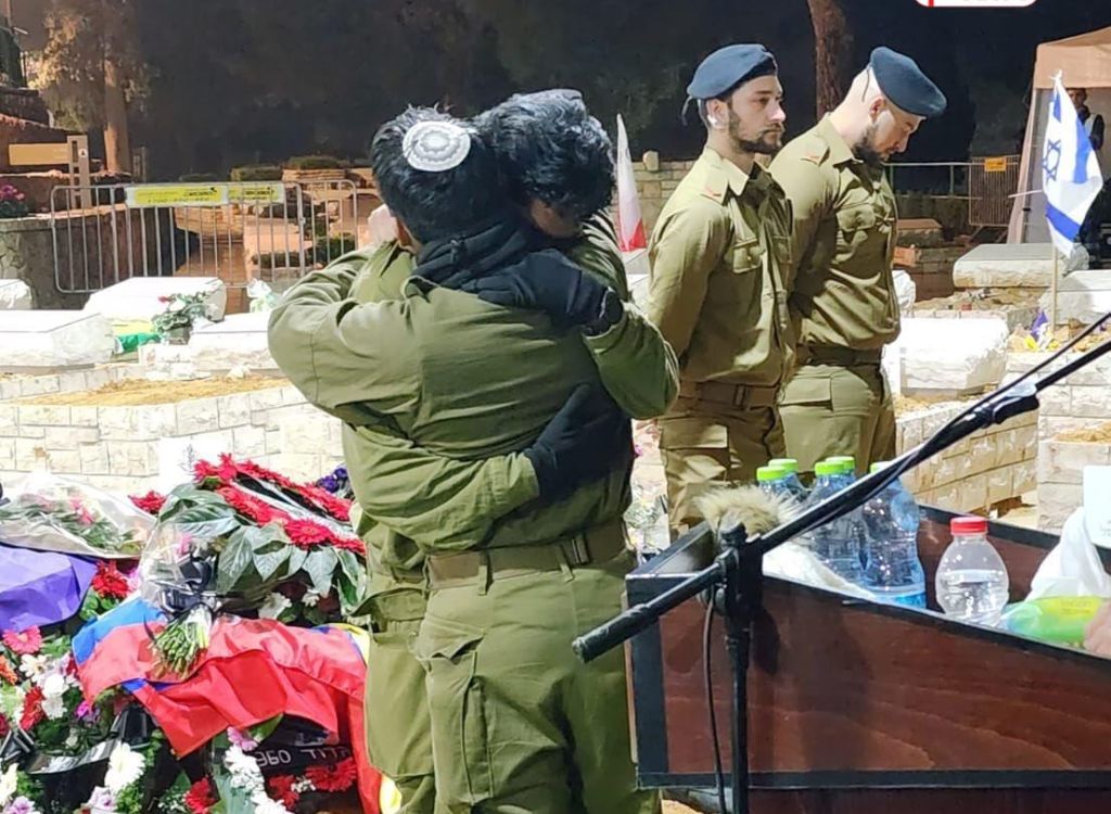 Los hermanos se encontraron en el cementerio militar