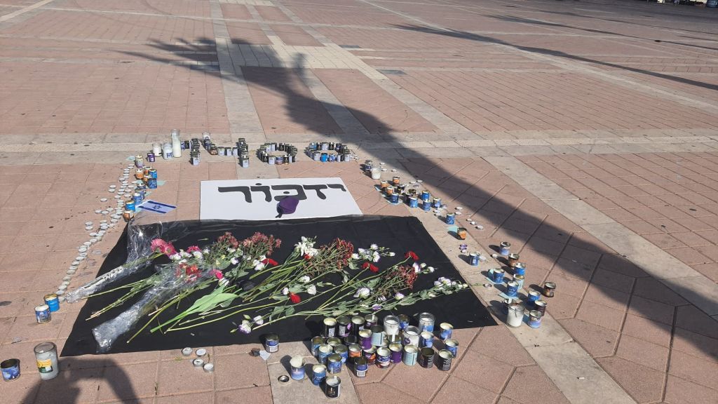 Un memorial espontáneo en Ashdod, donde vive Roxana, por las víctimas asesinadas y los caídos en combate
