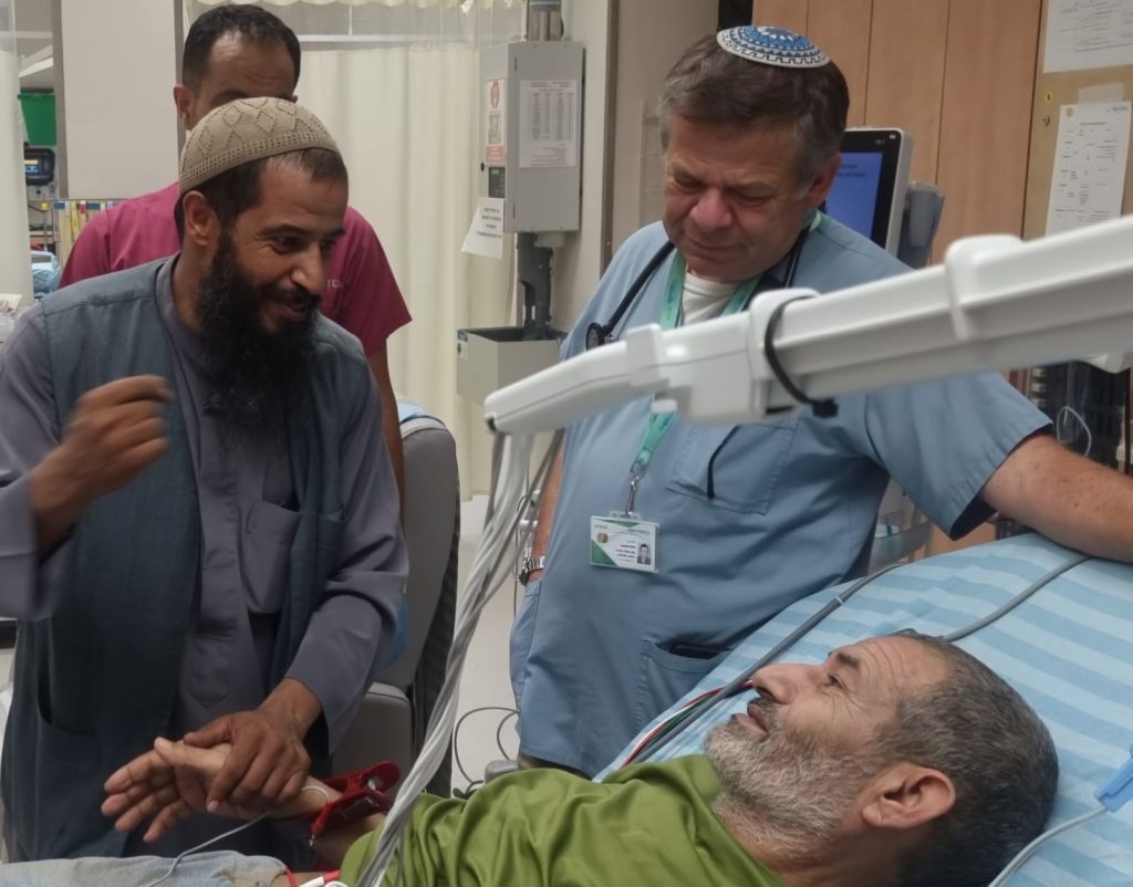 Farhan junto a uno de sus hermanos y uno de los médicos en el hospital (Foto: hospital Soroka)