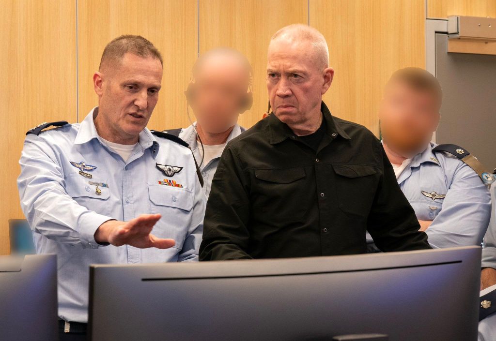 El Ministro de Defensa Yoav Gallant y el Jefe de la Fuerza Aérea General Tomer Bar, en una reunión relacionada al operativo en Yemen (Foto: Ministerio de Defensa)