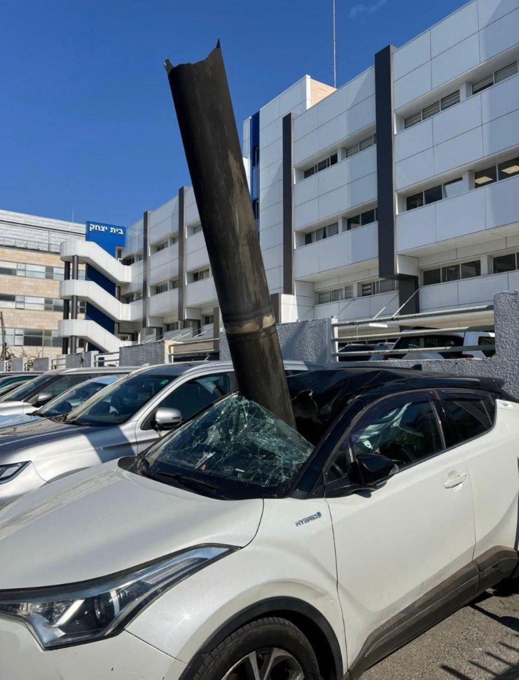 Un cohete cayó directamente sobre un automóvil estacionado, en la ciudad de Raanana