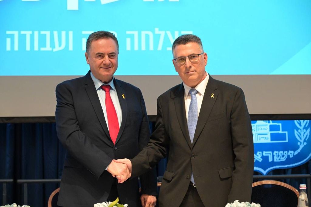 El Canciller saliente Israel Katz , hoy ministro de Defensa, y a su derecha, Gideon Saar