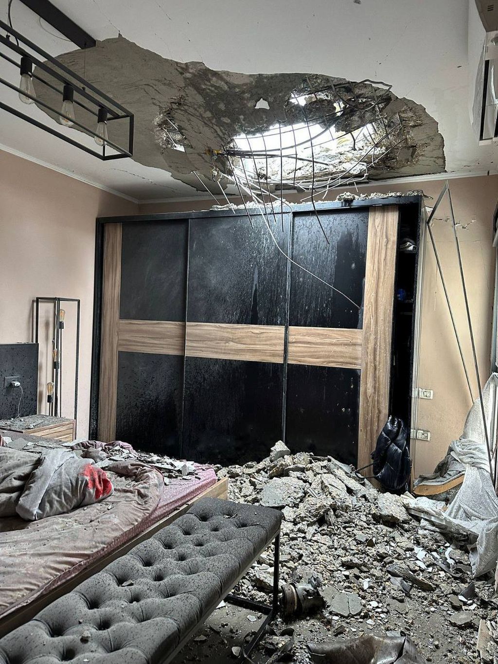 Impacto directo en una casa en Naharia (Foto; Según inciso 27 alef de ley derechos de autor)