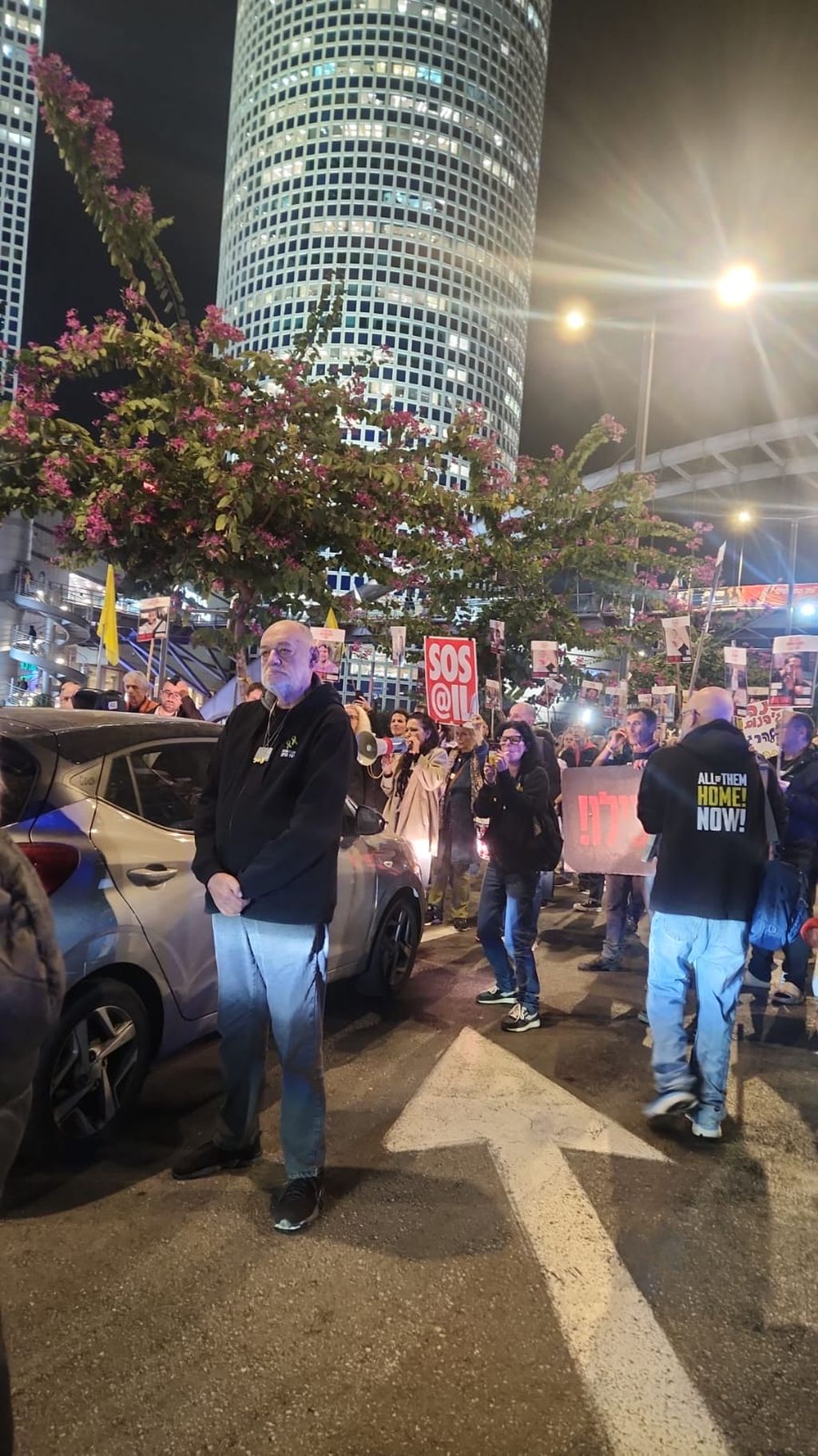 Una imagen de la protesta de este miércoles al cumplirse 438 días desde el secuestro, la masacre y el comienzo de la guerra. El número es cambiado cada vez en las torres Azrieli en uno de los accesos más conocidos al centro de Tel Aviv. De pie, al frente, Itzik Horn, que tiene dos hijos secuestrados, Eitán y Iair. (Foto: Jeannette Stuczynski)