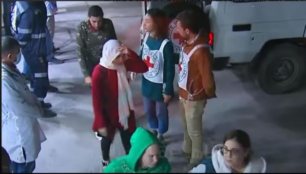 Bilal y Aisha, al ser liberados, en el último grupo. Adelante vemos a Shani Goren y Nili Margalit de Nir Oz.