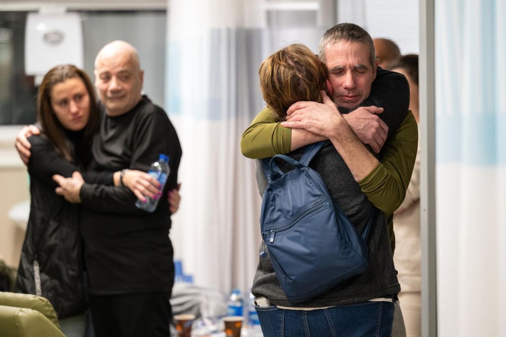 Fernando Marman y Luis Har, rescatados de Gaza por el ejército, reencontrándose con sus familiares al volver