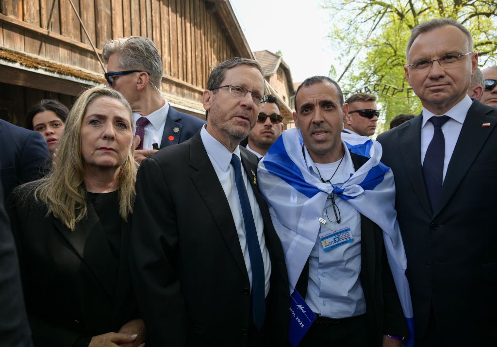 Eli Sharabi junto al Presidente de Israel Itzjak Herzog y su esposa Mijal, así como, a la derecha, al Presidente de Polonia