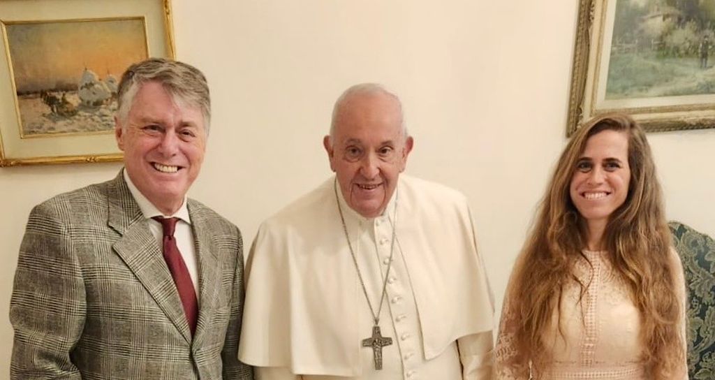 Henrique y Nirit con el Papa