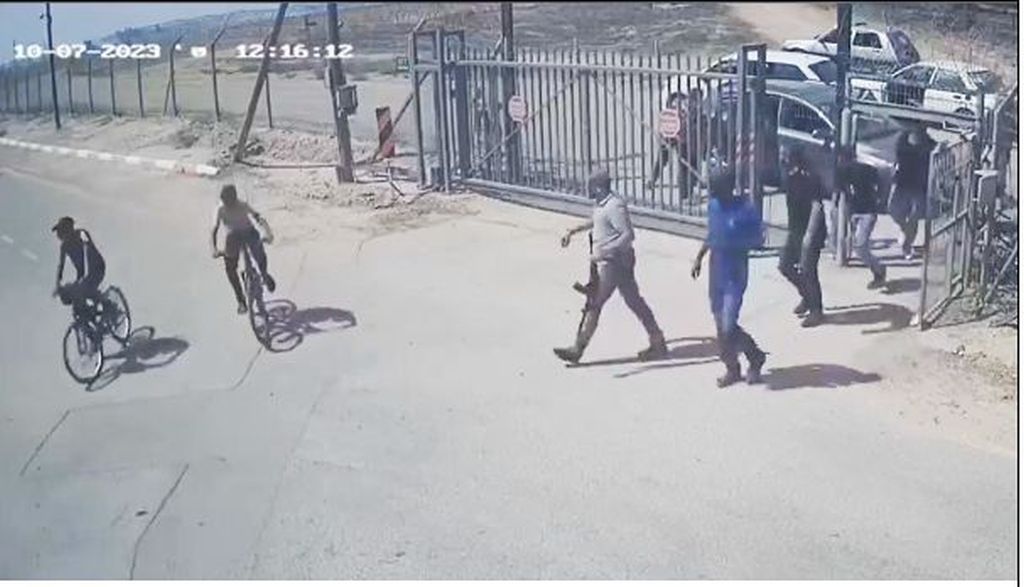 Civiles palestinos irrumpiendo a Beeri el 7 de octubre