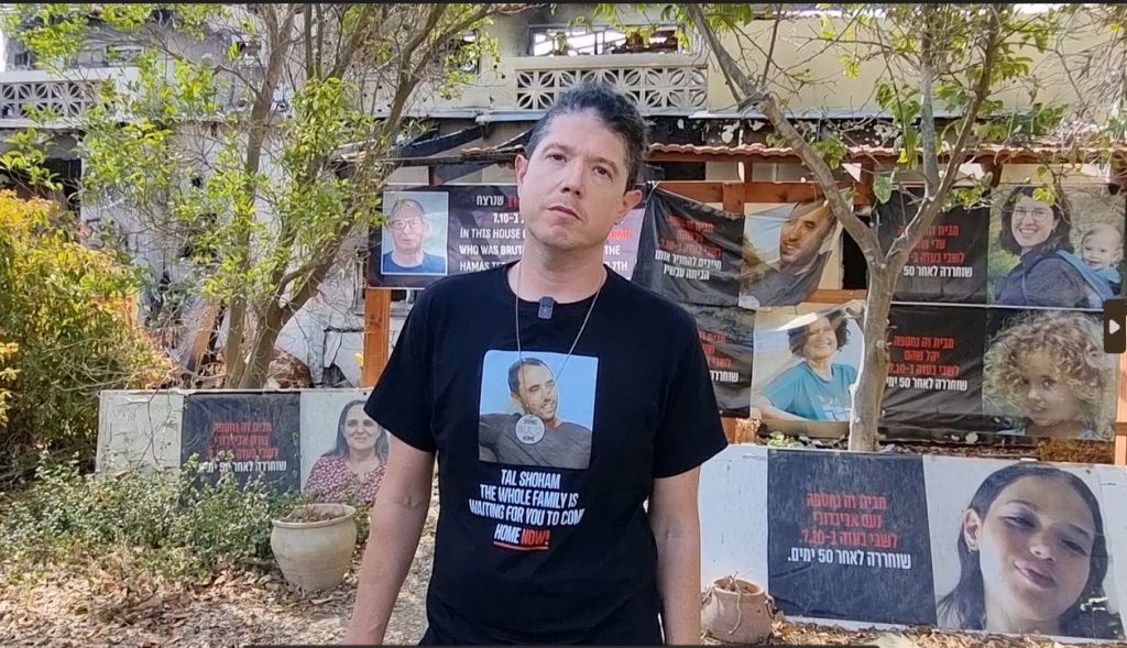 Yuval Haran, hace unos meses, frente a la casa de sus padres en Beeri en la que su padre fue asesinado y de la que fueron secuestrados su madre, su hermana, su cuñado, sus sobrinos y otros familiares. Hace algunas semanas volvió el último de los secuestrados, su cuñado Tal Shoham