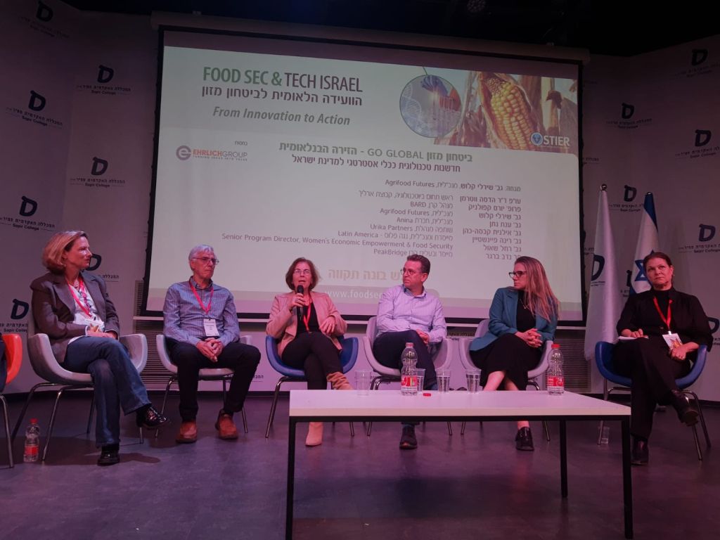 Hablando en un panel profesional sobre su especialidad