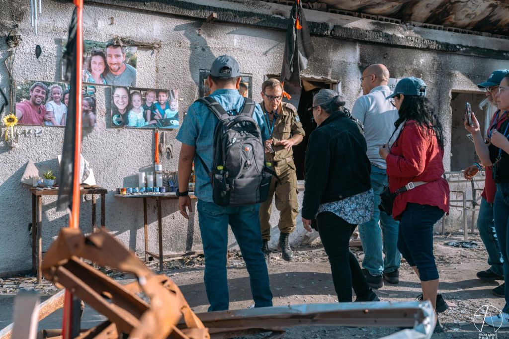 Guiados por el Capitán Roni Kaplan, portavoz de las Fuerzas de Defensa de Israel, los pastores visitaron el kibutz Nir Oz, uno de los más terribles símbolos de la masacre. Aquí,junto a la casa de la familia Kedem-Siman Tov, en la que fueron asesinados los padres y sus tres pequeños hijos,