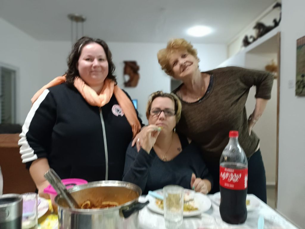 Rita, a la derecha, con sus dos hijas, Noa-sentada- y la mayor, Shirly