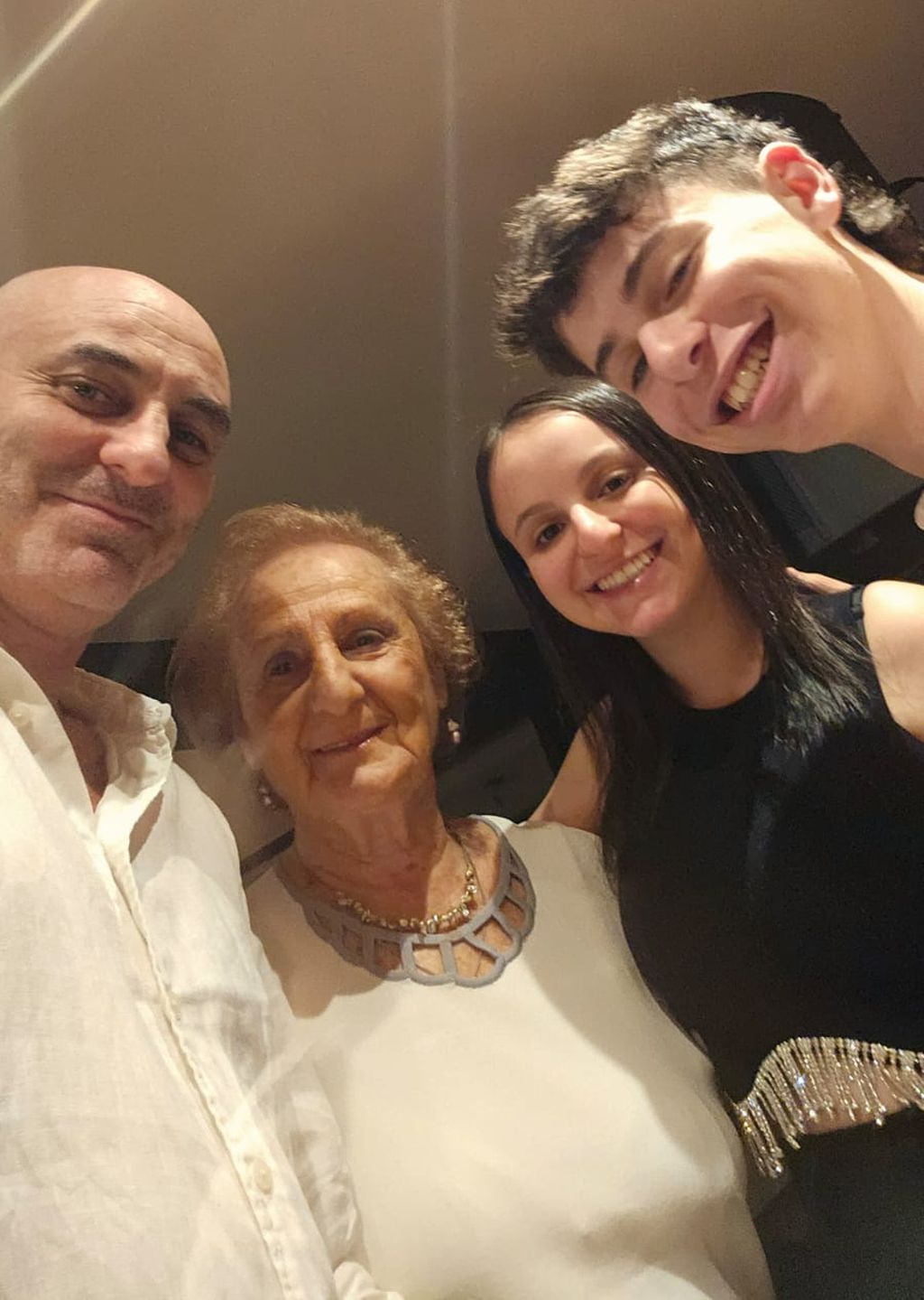 Diego con su mamá Sara Filut y sus dos hijos