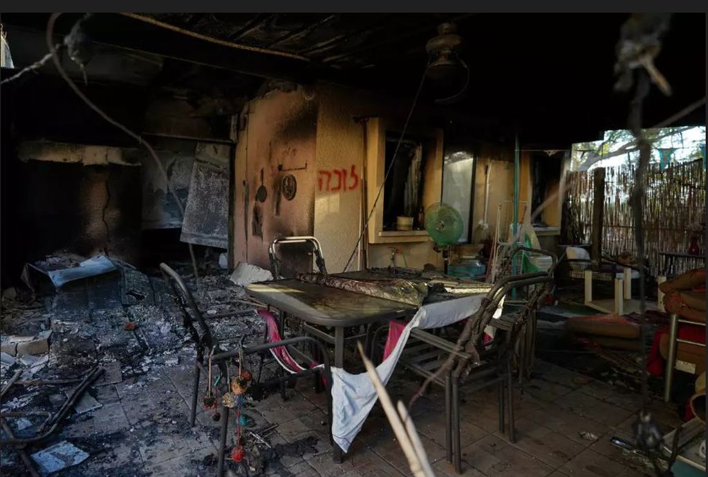 Una de las casas destruidas por los terroristas en el kibutz