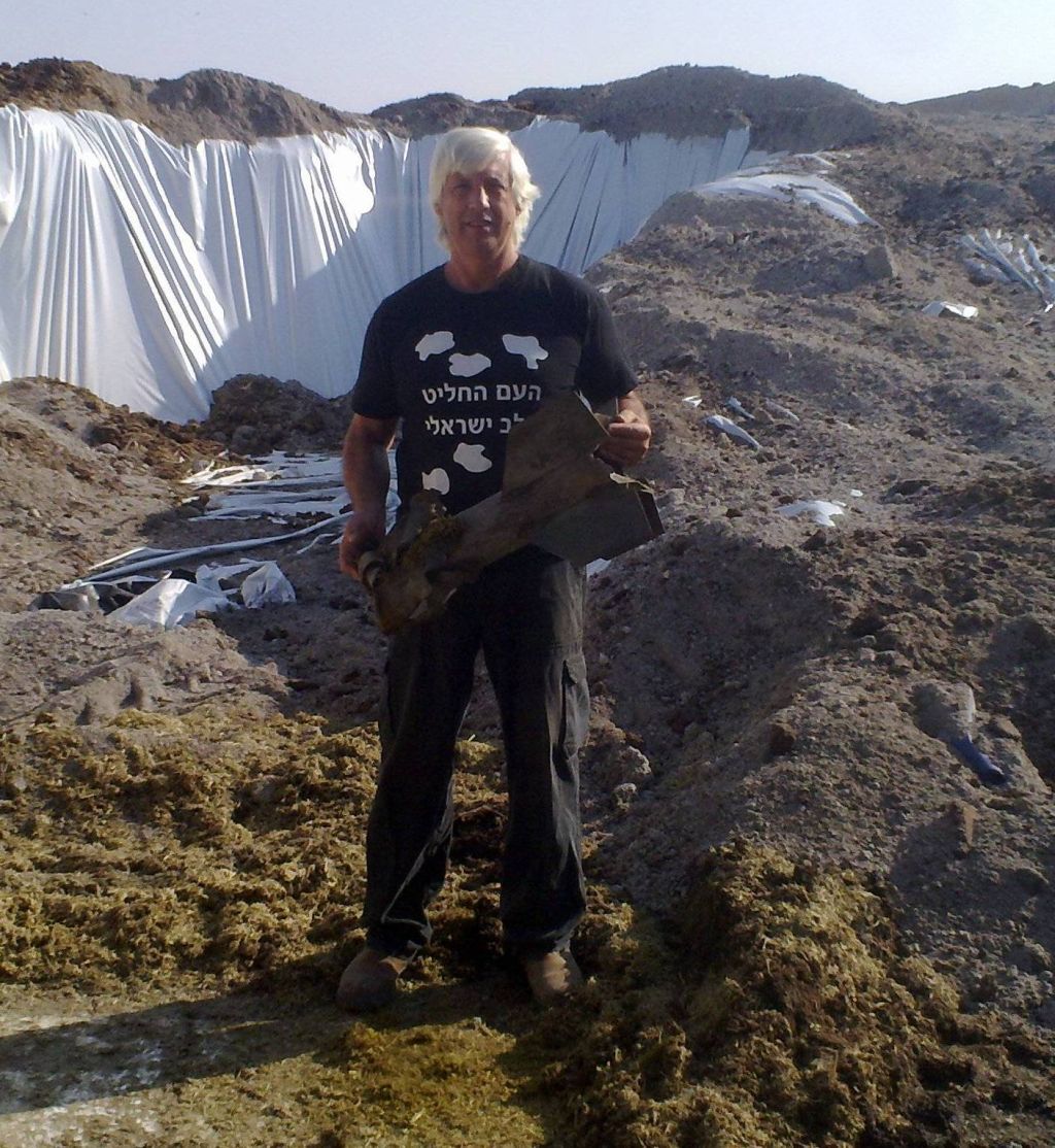 Una imagen de años atrás, antes de la guerra. Daniel con restos de un proyectil que aterrizó en Ein Hashlosha.