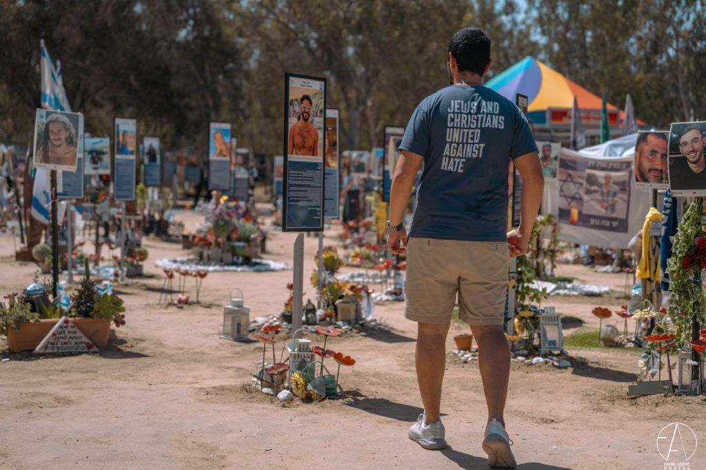 Cristianos y judíos unidos contra el odio, dice su remera. Matthew en NOVA