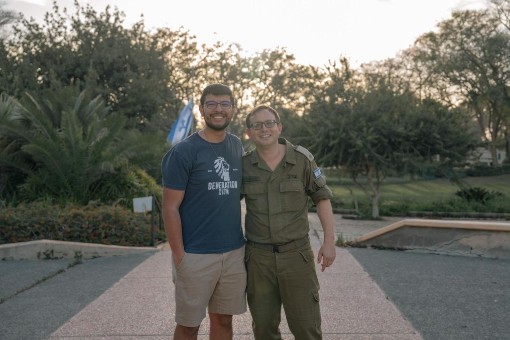 Matthew con el Capitán Roni Kaplan, portavoz de las Fuerzas de Defensa de Israel en español