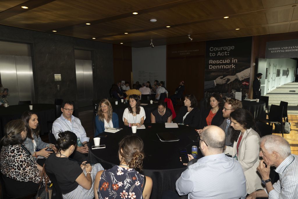 Elianne hablando en el evento de Networking de la conferencia