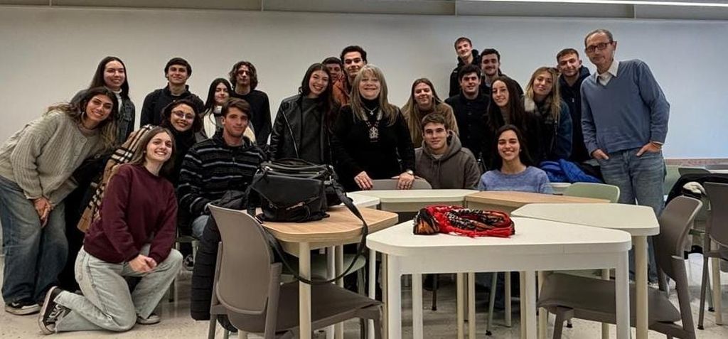 En una de las clases. Rita, en el medio, de buzo negro. Mauricio Bergstein a la derecha de pie