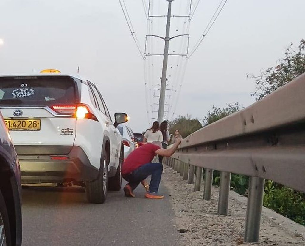En carretera, la gente se intenta resguardar cuando suena la alarma
