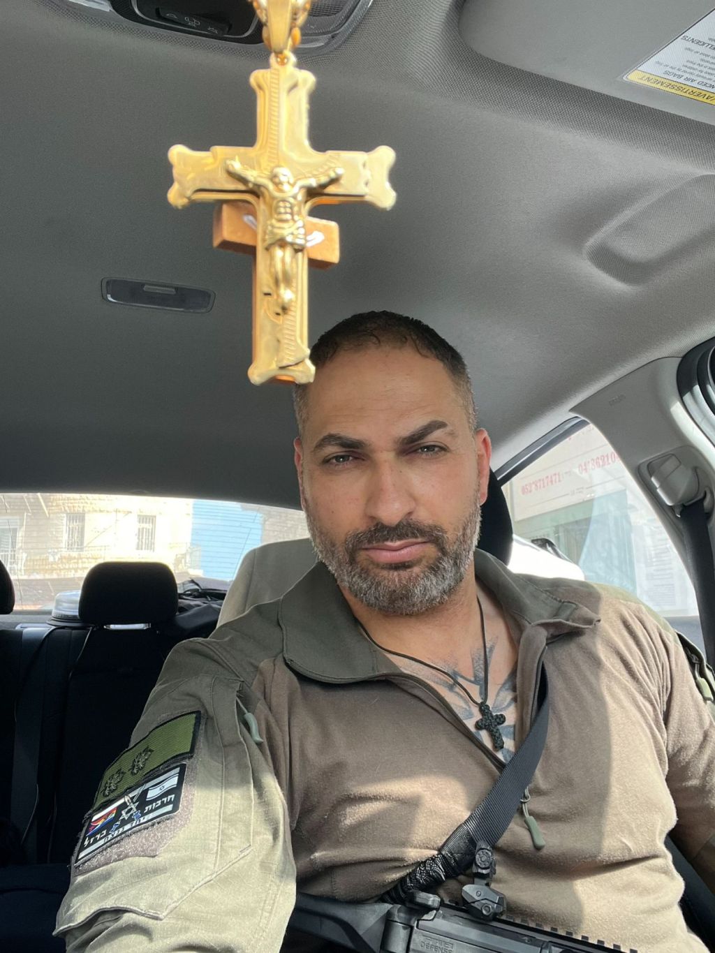 Ihab publicó en sus redes esta foto tiempo atrás, de su servicio en la reserva, acompañada con estas palabras: Nosotros, la comunidad Cristiana en Israel, estamos comprometidos, junto a nuestros hermanos y hermanas judías, a defender nuestra Tierra Sagrada, con Fe, esperanza y amor por todos los ciudadanos del país.