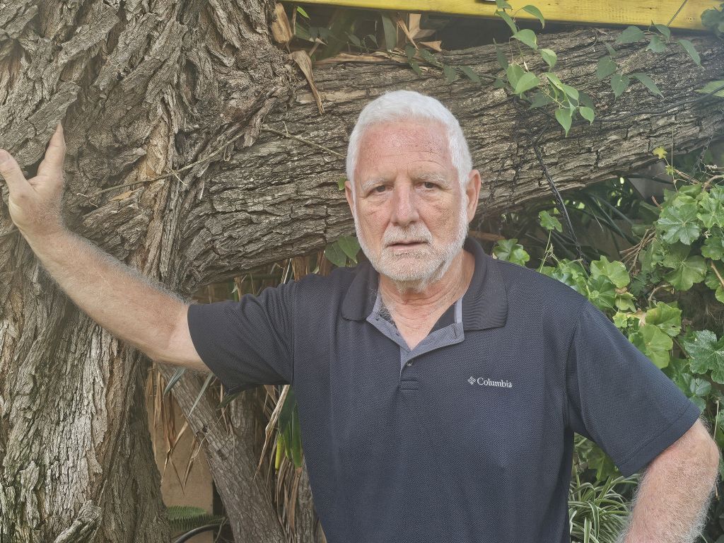 Dan Harel (70), hoy en día, en su casa