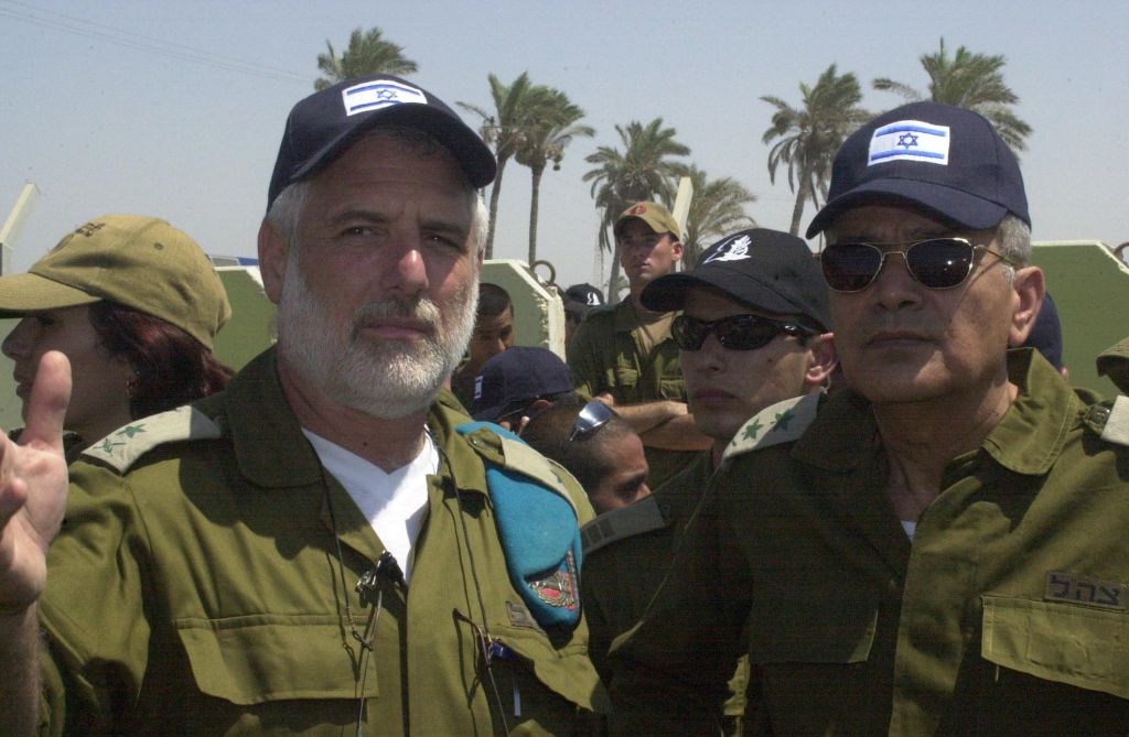 Durante la desconexión, junto al entonces Comandante en Jefe de las FDI Teniente General Dan Halutz, en la evacuación del asentamiento Shirat Hayam (Foto: FDI)