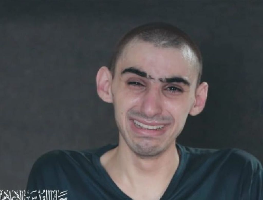 Ron contó que cuando filmaron el video del cual vemos aquí una imagen, difundido en Israel para presionar al gobierno, no lloraba de hambre sino de dolor en todo el cuerpo por los golpes.