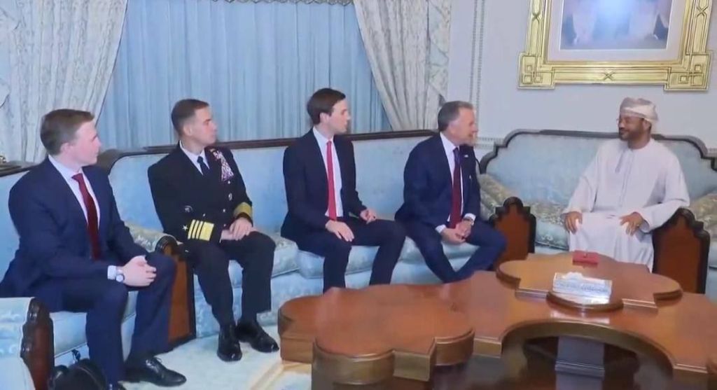 El viernes, la delegación norteamericana encabezada por Steve Witkoff y Jared Kushner, además del General que comanda CENTCOM, en Omán, con el Canciller local, que fue el intermediario en las negociaciones